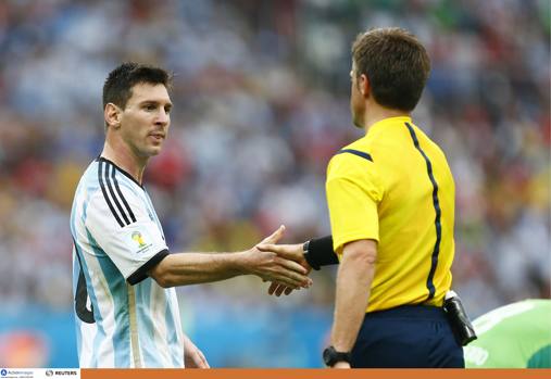 La gara di Messi finisce al 63', con l'Argentina in vantaggio 3-2 (di Musa, doppietta, e Rojo le altre reti della partita). Qui dà la mano all'arbitro Rizzoli prima di uscire dal campo. Action Images